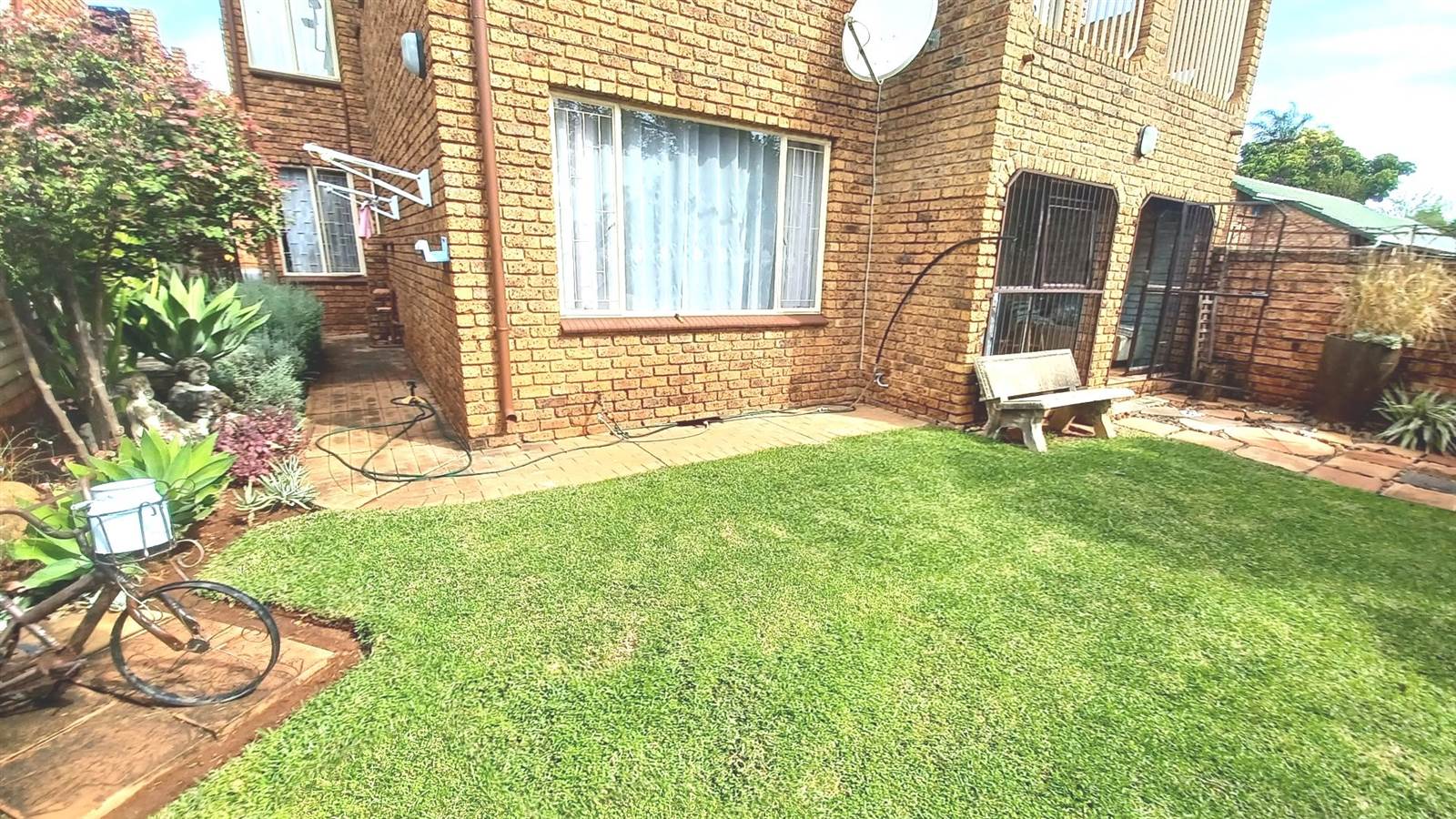 2 Bed Townhouse in Doornpoort and surrounds photo number 4