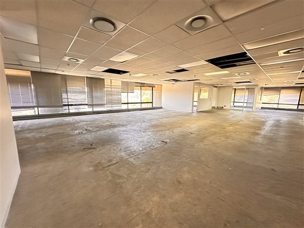 835  m² Commercial space