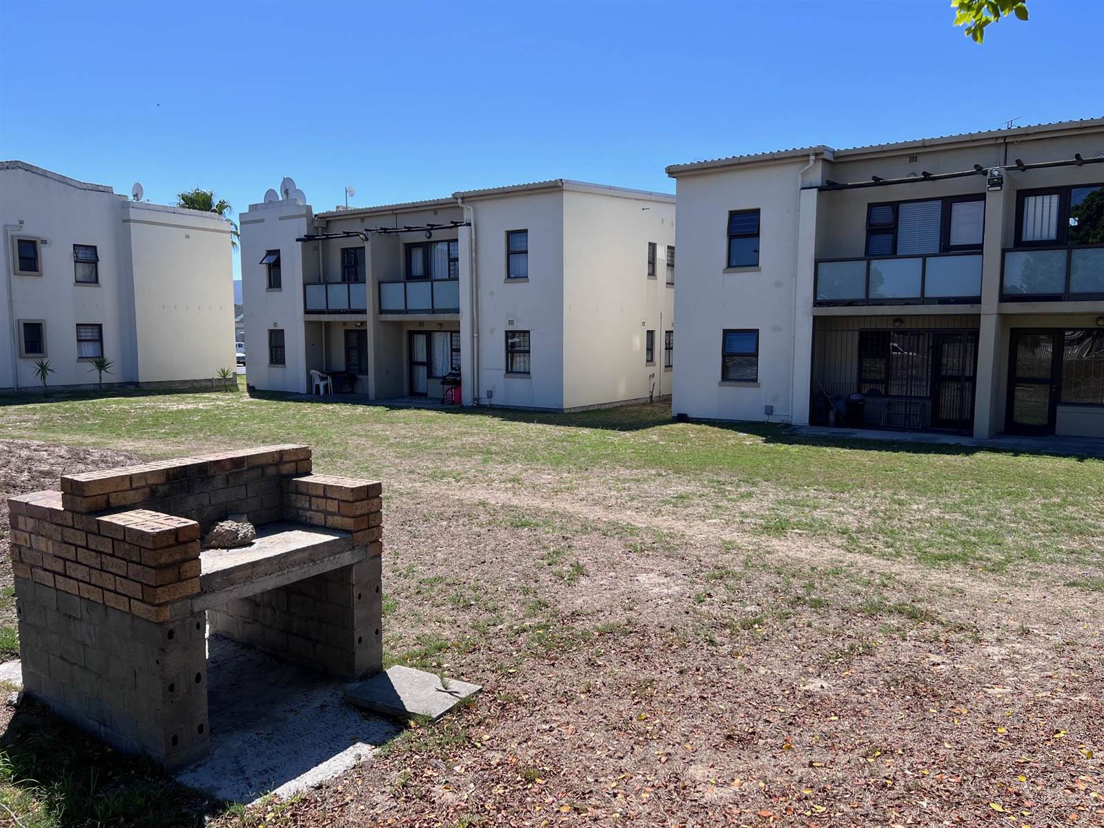 2 Bed Apartment in Parow Central photo number 21
