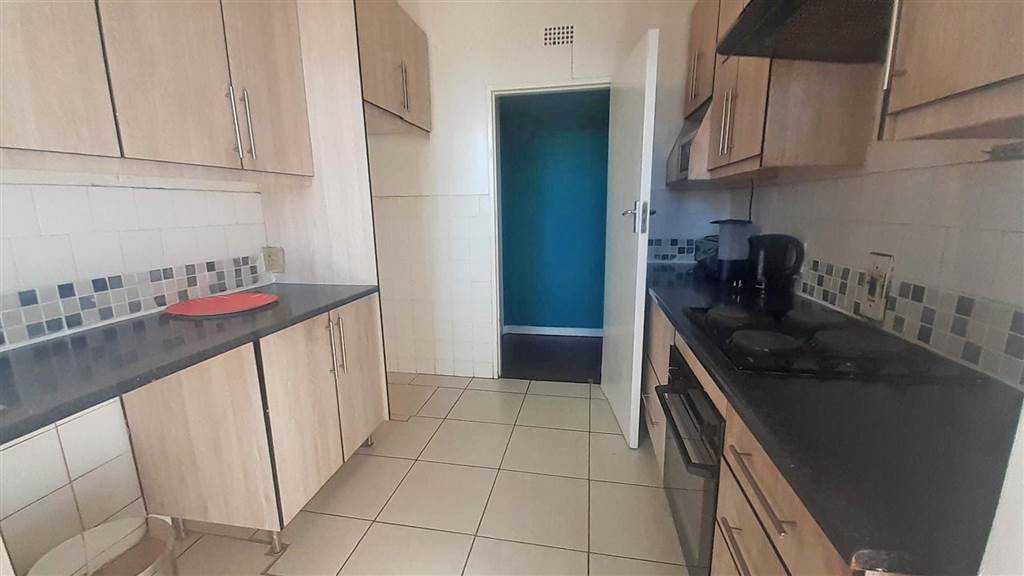 3 Bed Apartment in Yeoville photo number 4