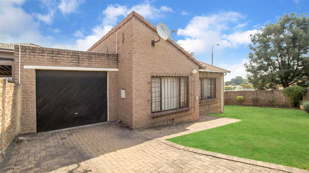 2 Bed House in Radiokop photo number 3