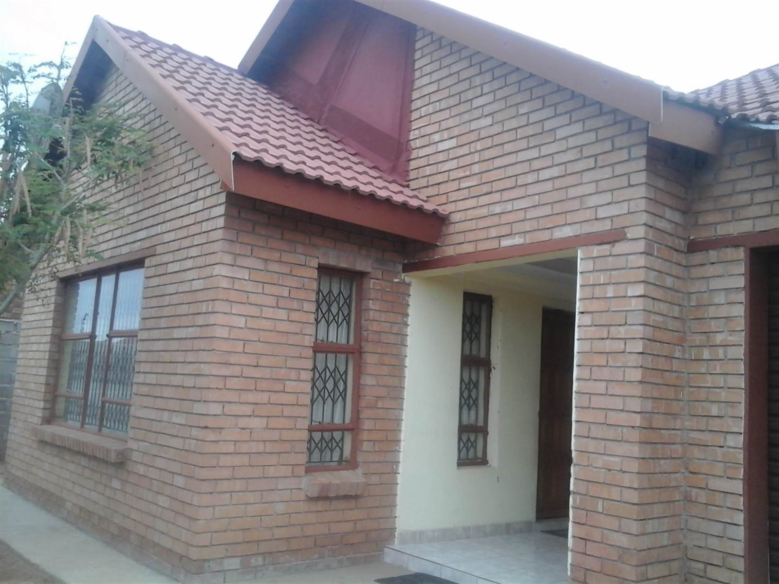 3 Bed House in Mahlasedi Park photo number 2