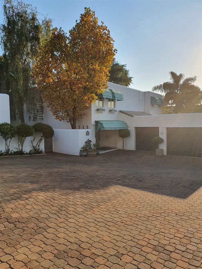 4 Bed House in Lonehill photo number 1