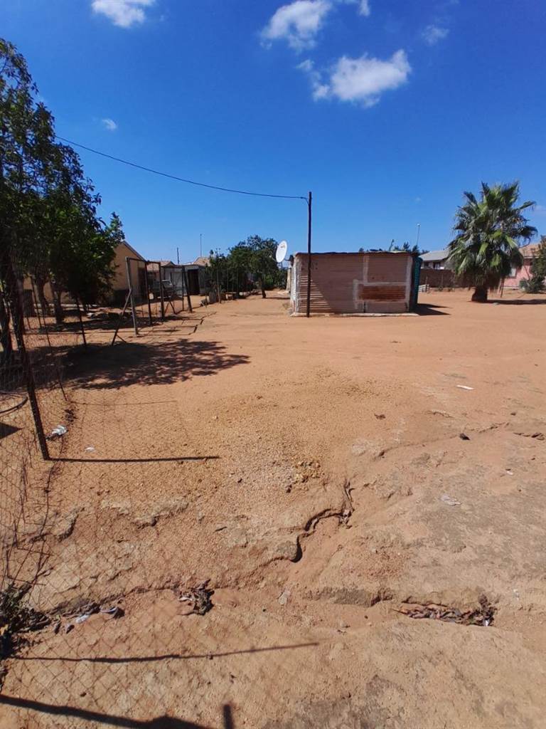 1028 m² Land available in Hammanskraal photo number 11