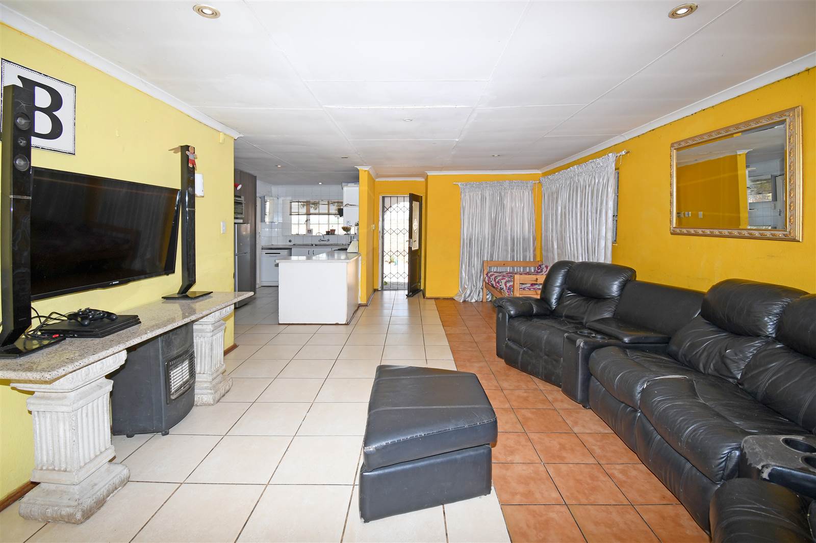 6 Bed House in Bloubosrand photo number 6