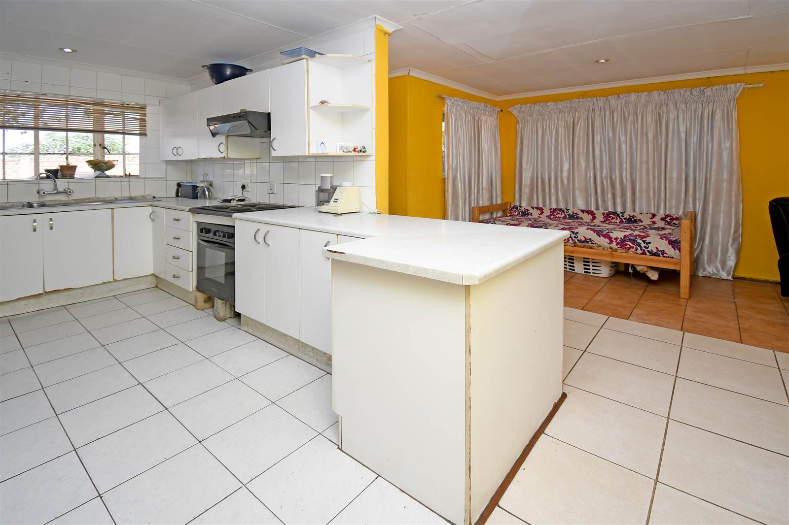 6 Bed House in Bloubosrand photo number 4