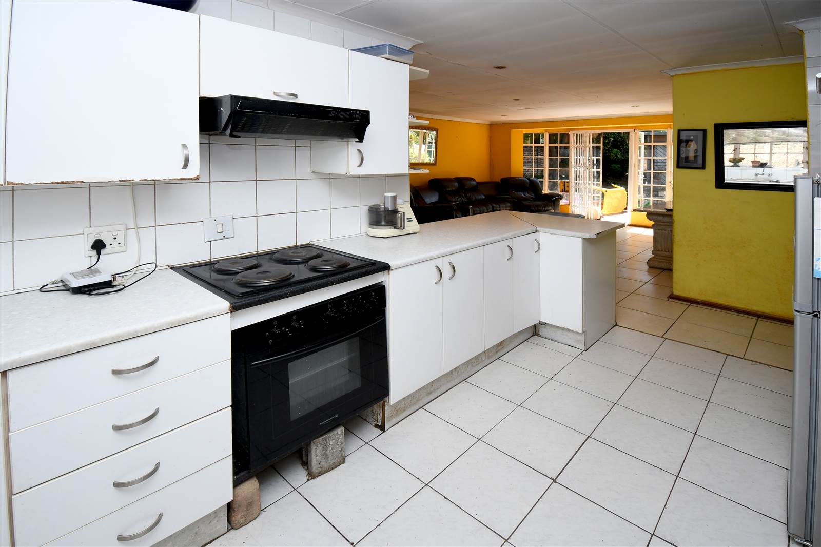 6 Bed House in Bloubosrand photo number 5