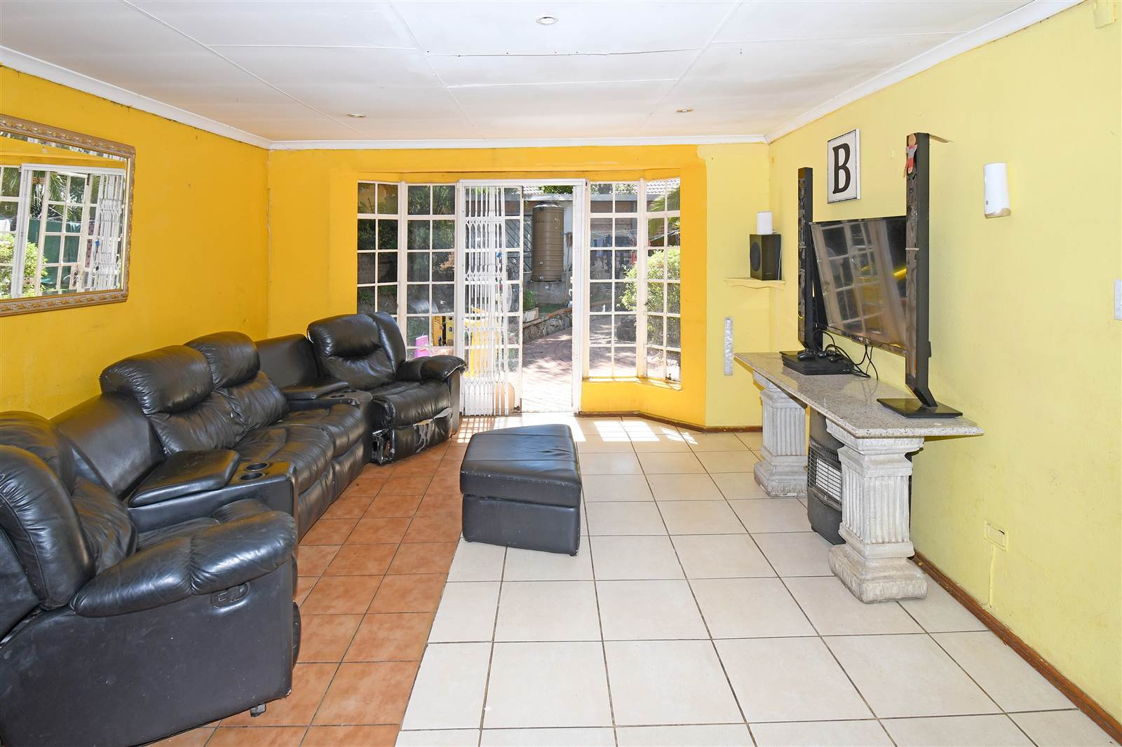 6 Bed House in Bloubosrand photo number 8