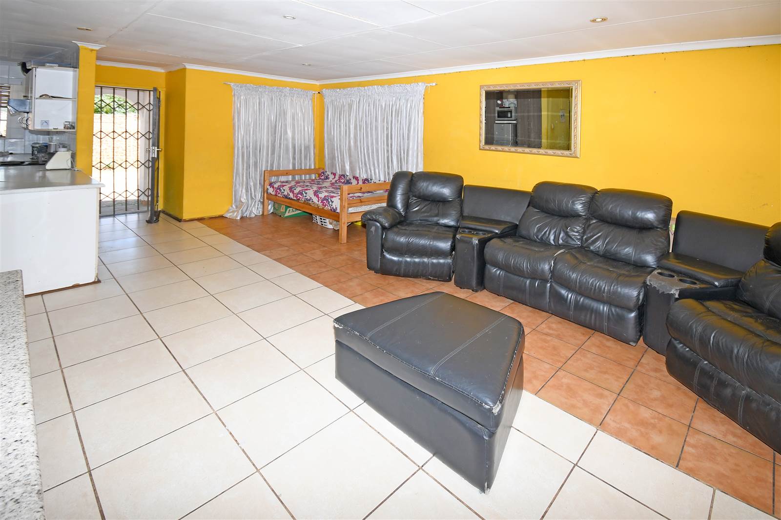 6 Bed House in Bloubosrand photo number 7