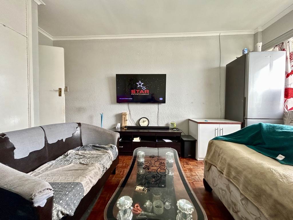 2 Bed Apartment in Rondebosch photo number 5