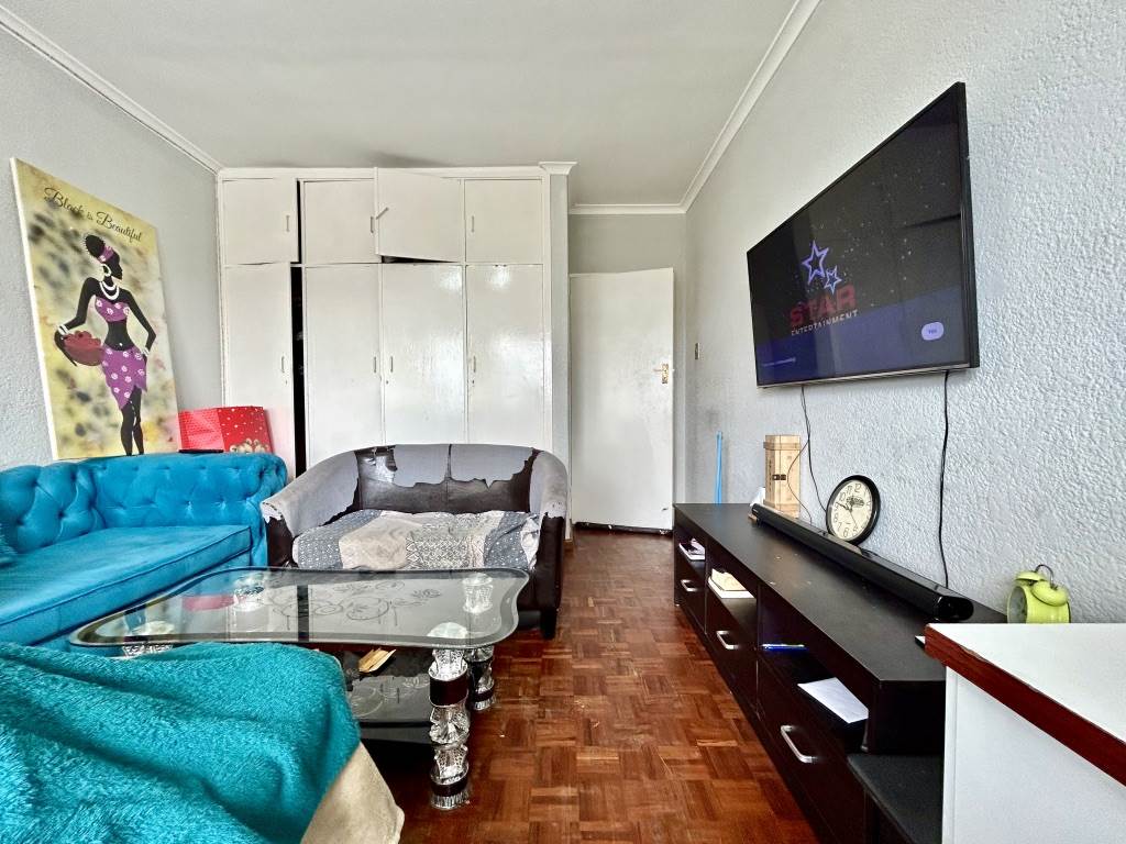 2 Bed Apartment in Rondebosch photo number 14