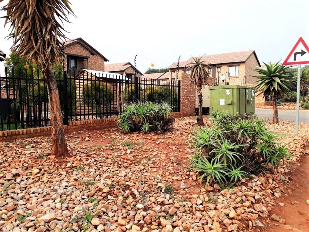 3 Bed Townhouse in Pretoria North photo number 3