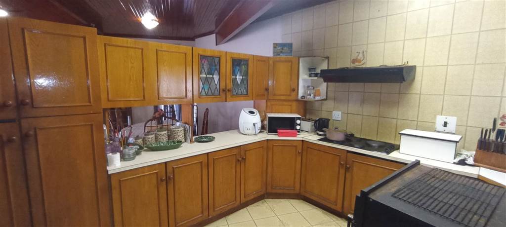 4 Bed House in Mobeni photo number 8