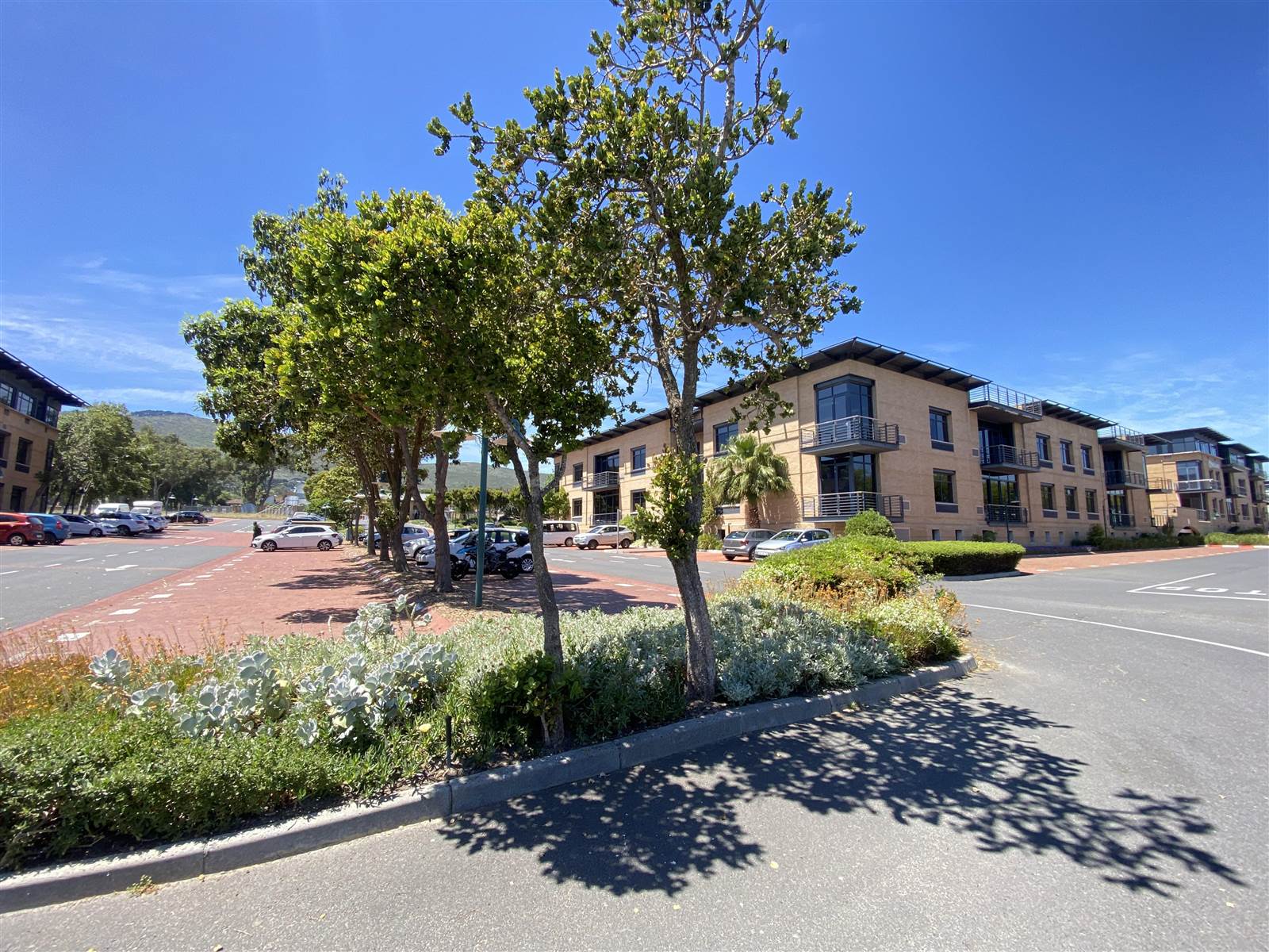 1023  m² Commercial space in Plattekloof photo number 1