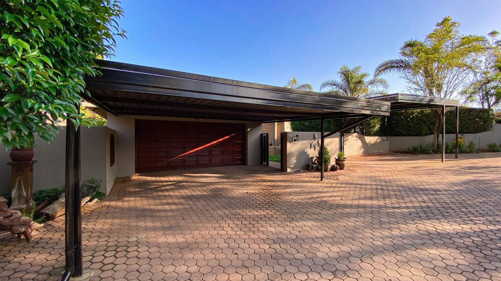 5 Bed House in Ruimsig photo number 2