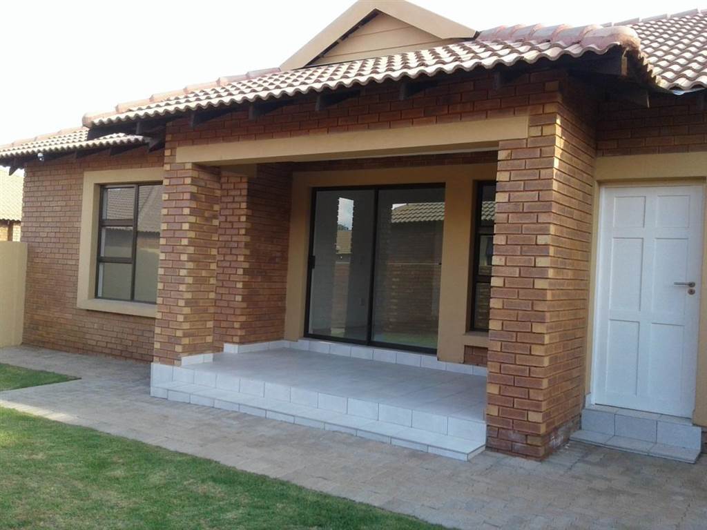 2 Bed Townhouse in Helderwyk photo number 1
