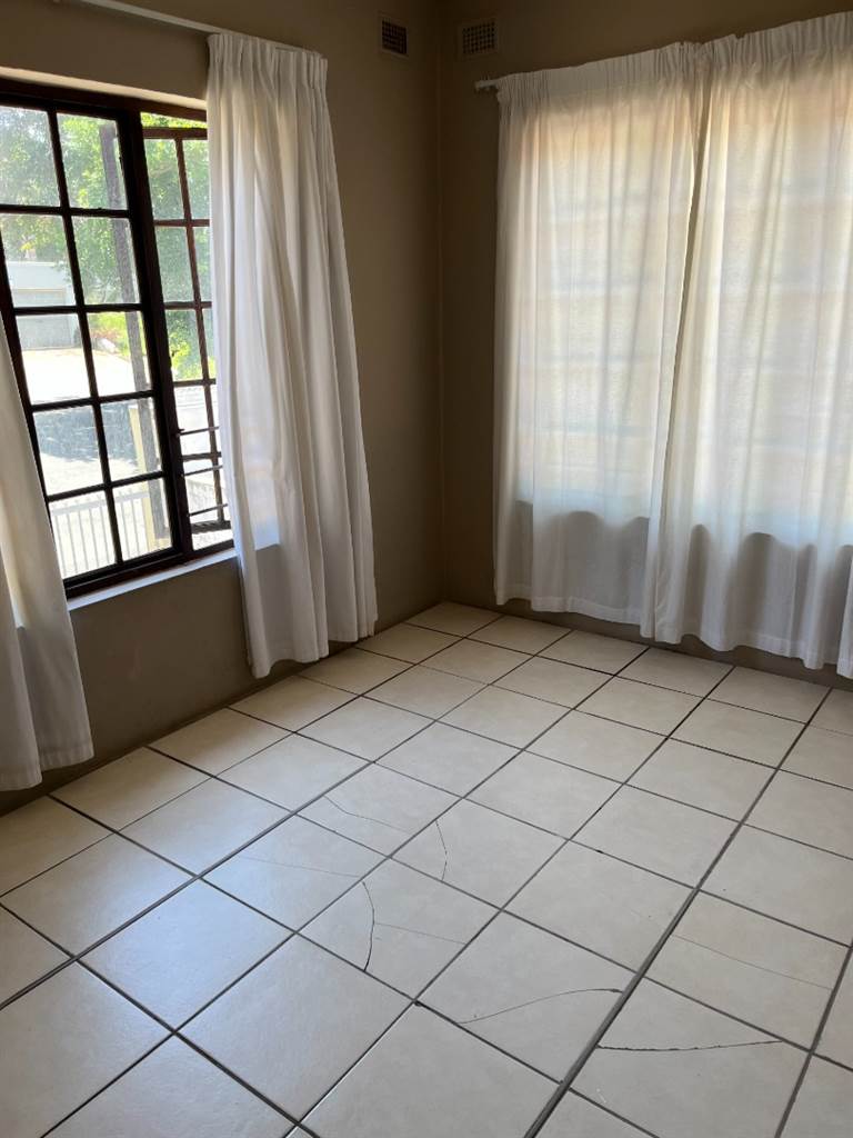 2 Bed Apartment in Umkomaas photo number 3