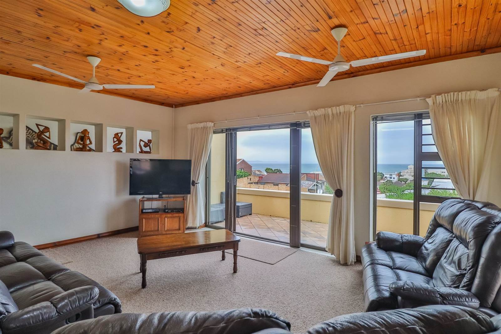 4 Bed House in Jeffreys Bay photo number 17