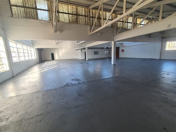 1 300  m² Industrial space