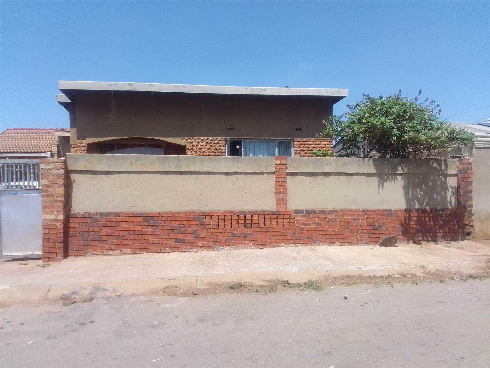 2 Bed House in Chiawelo photo number 1