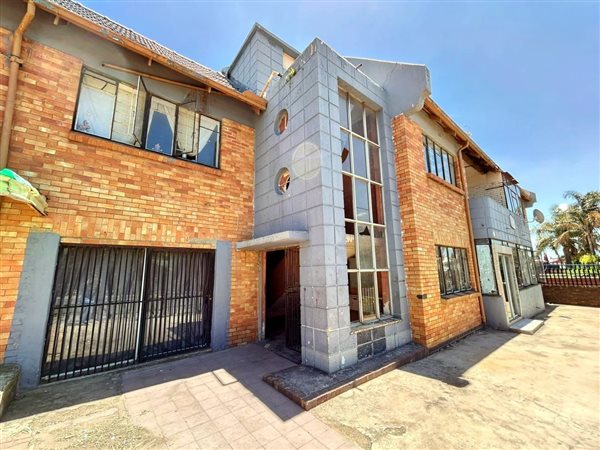 9 Bed House in Turffontein