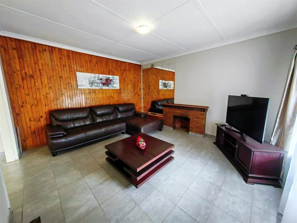 4 Bed House in Potchefstroom Central photo number 3