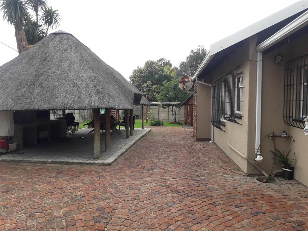 4 Bed House in Brakpan North photo number 4