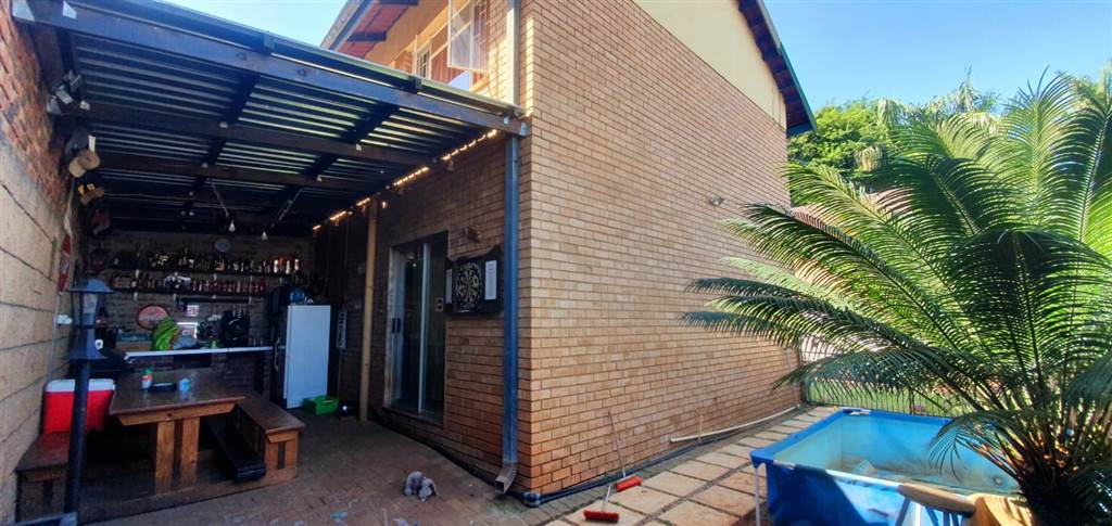 4 Bed Townhouse in Louis Trichardt photo number 2