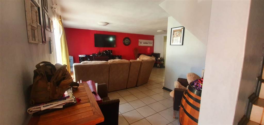 4 Bed Townhouse in Louis Trichardt photo number 7