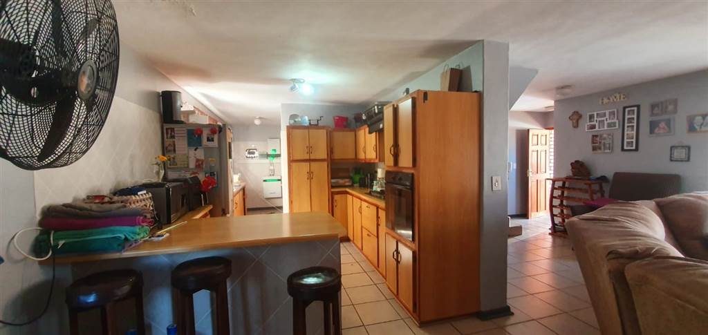 4 Bed Townhouse in Louis Trichardt photo number 5