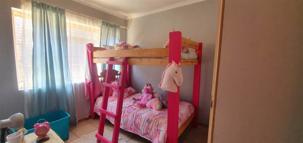 4 Bed Townhouse in Louis Trichardt photo number 9