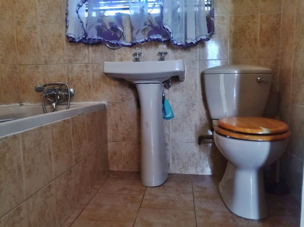 2 Bed House in Bloemfontein photo number 11