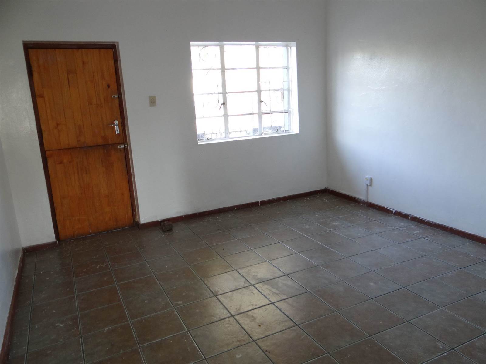 4 Bed House in Beaufort West photo number 19