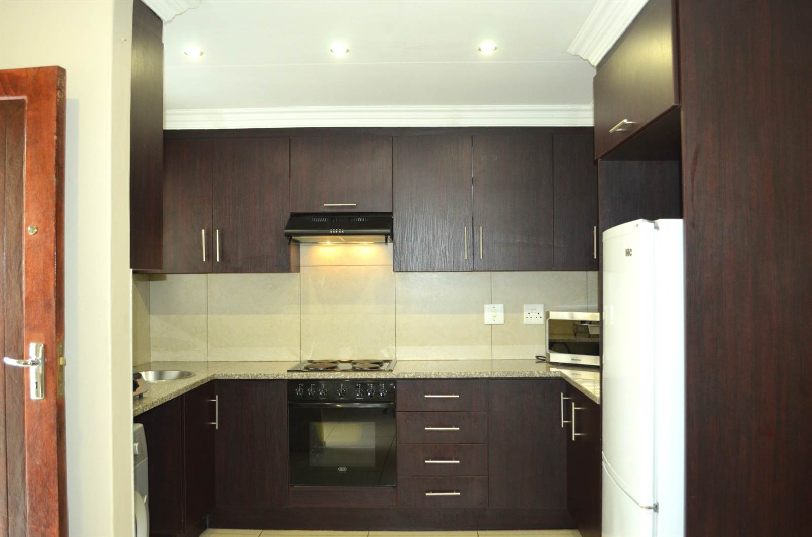 2 Bed Townhouse in Wapadrand photo number 11