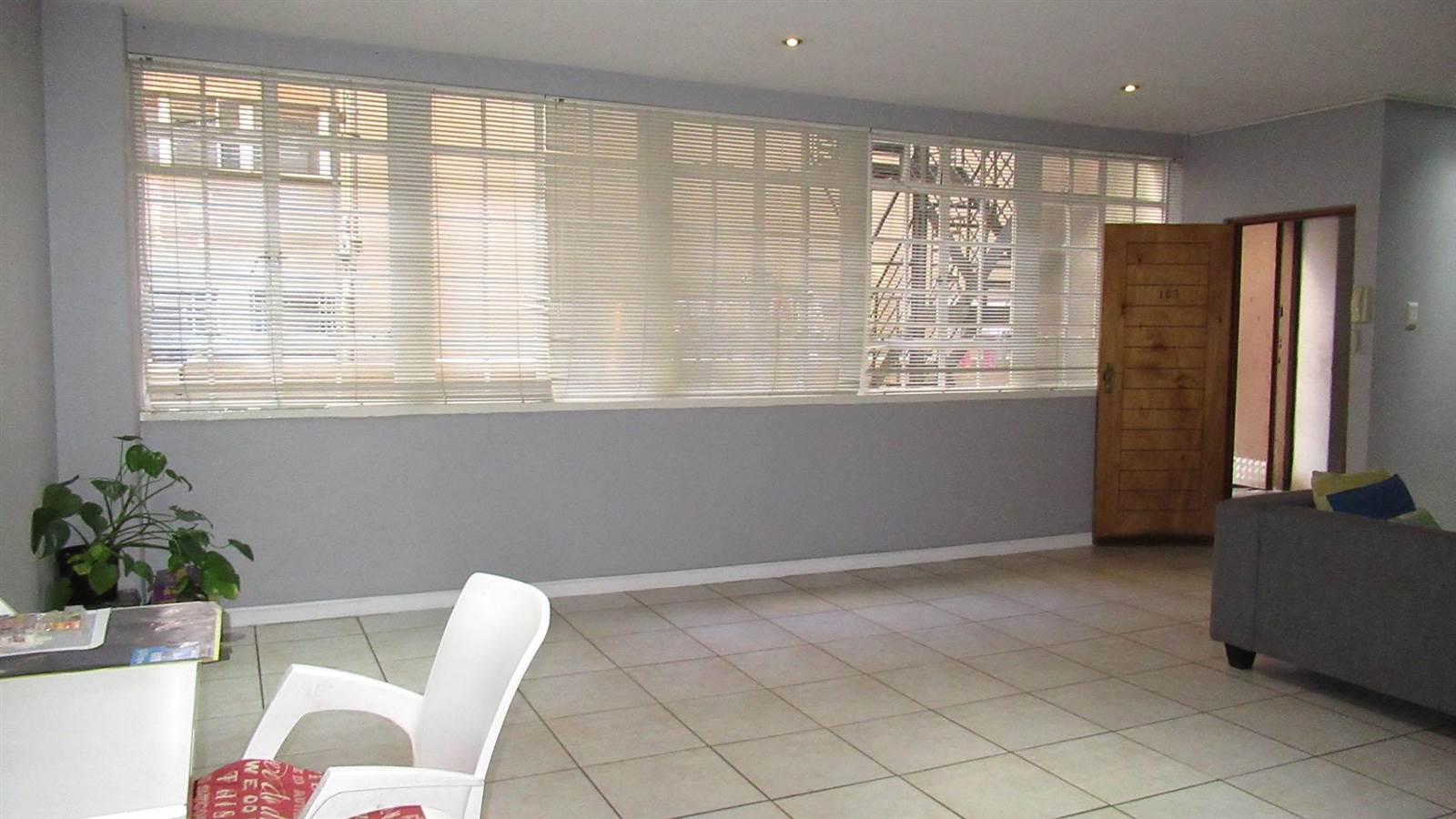 2 Bed Townhouse in Johannesburg Central photo number 4