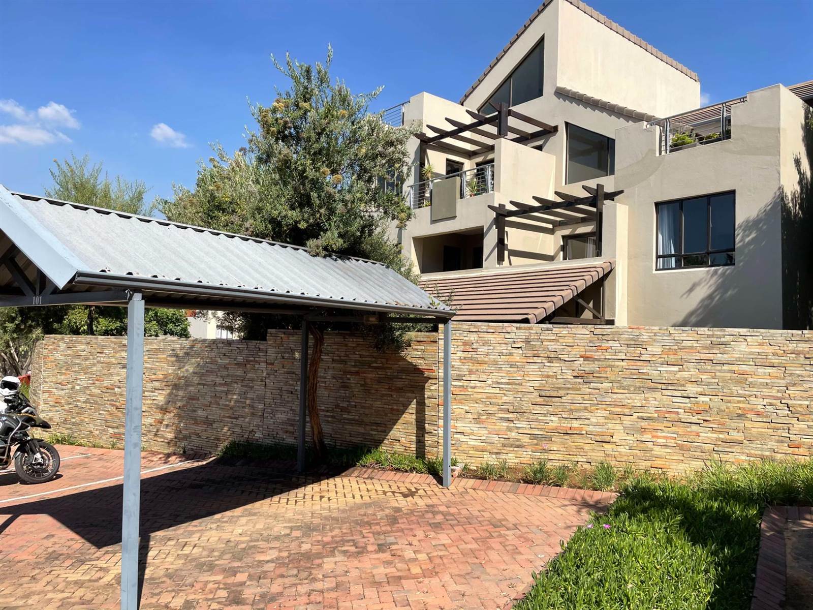 1 Bed Townhouse in Lonehill photo number 11