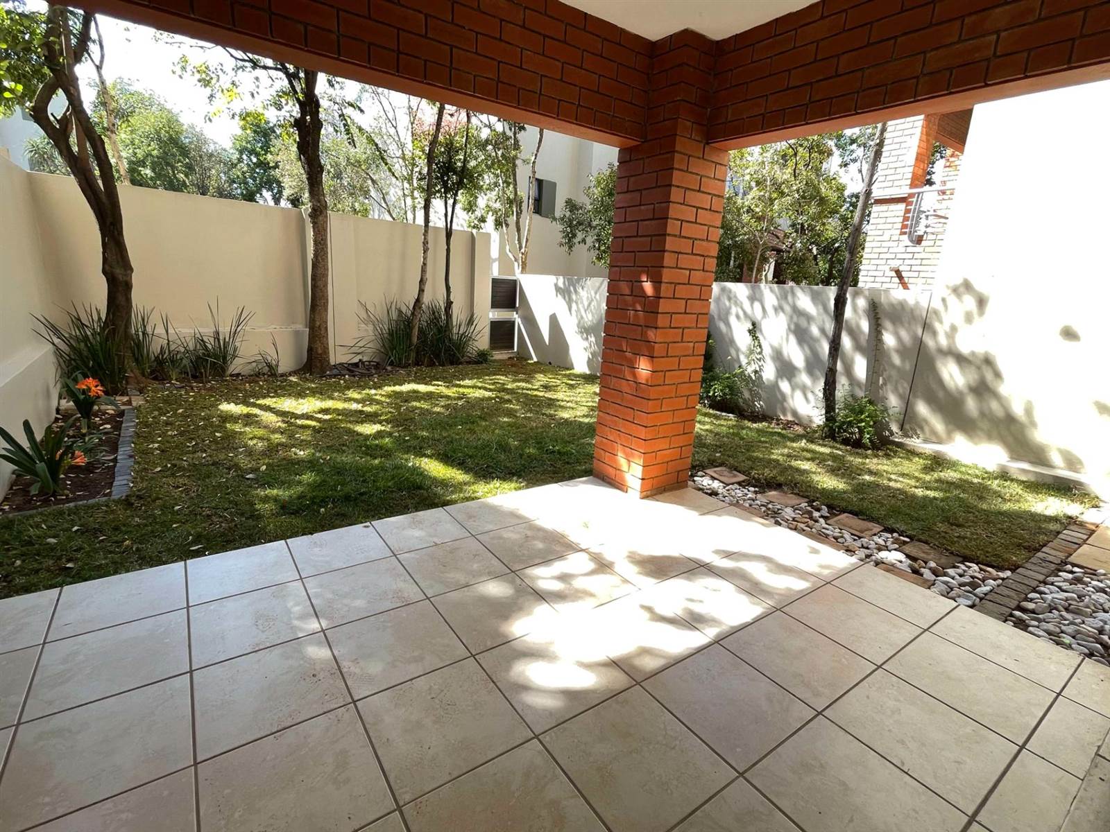 1 Bed Townhouse in Lonehill photo number 4