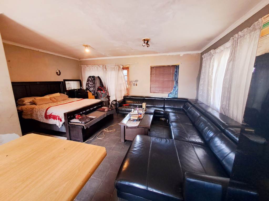 5 Bed House in Yeoville photo number 13