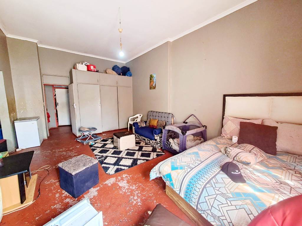 5 Bed House in Yeoville photo number 9