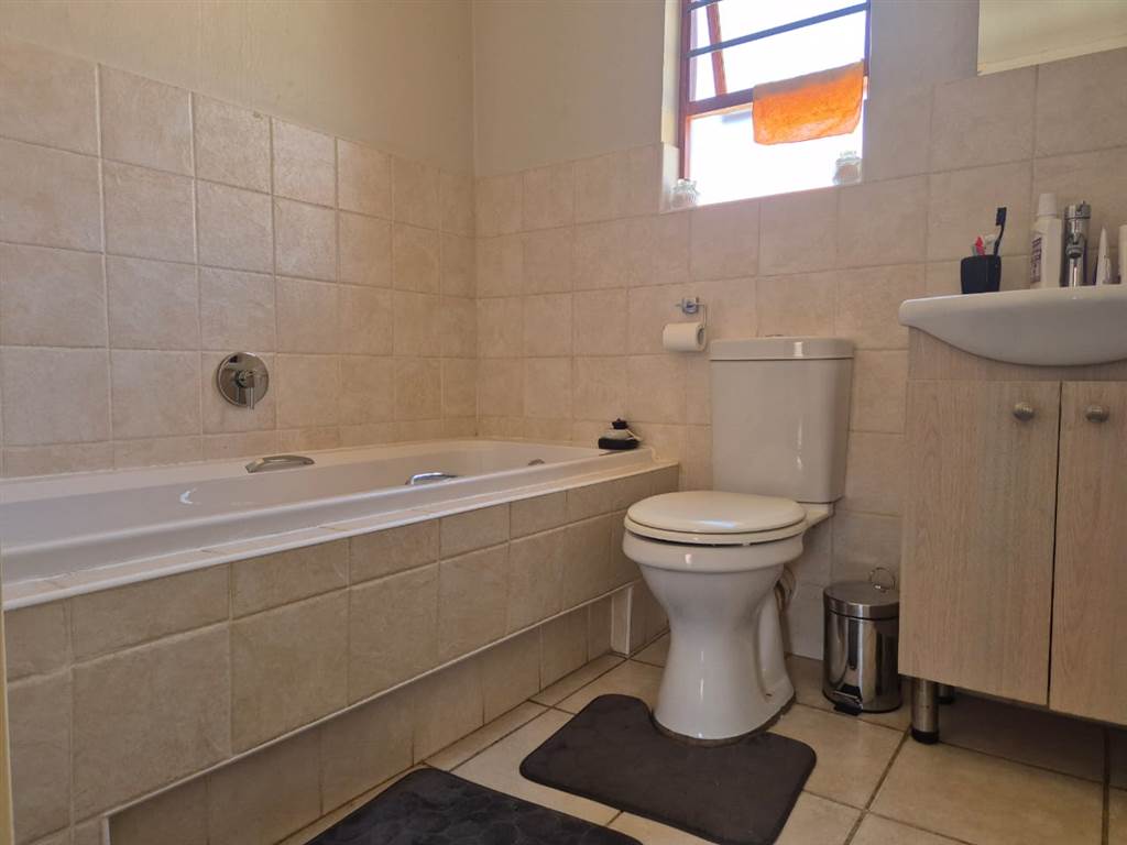 2 Bed Townhouse in Randpark Ridge photo number 10