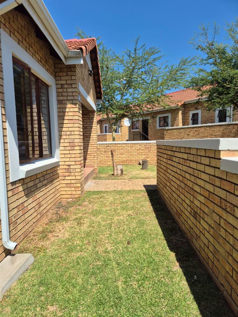 2 Bed Townhouse in Randpark Ridge photo number 2