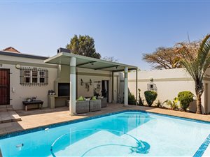 4 Bed House in Maroeladal