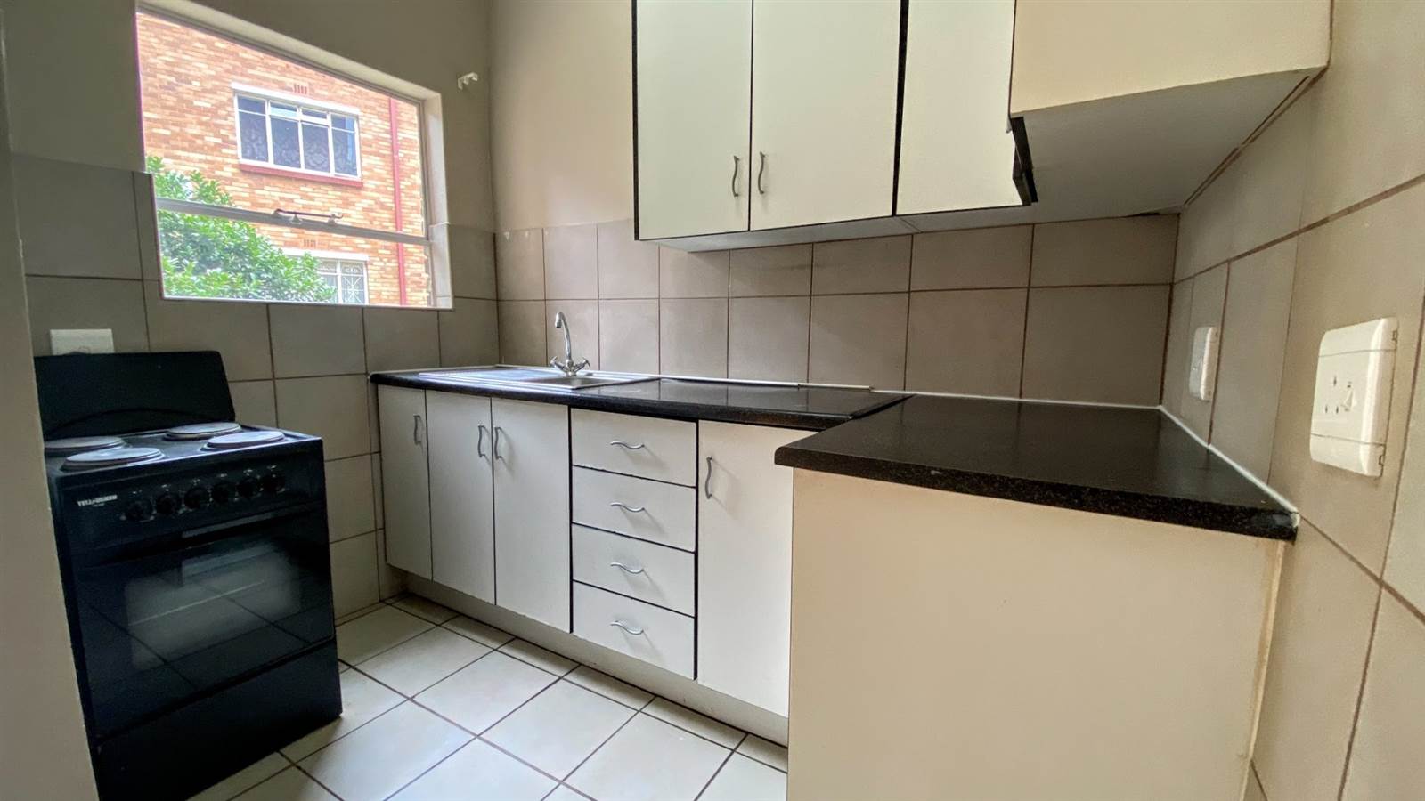 2 Bed Apartment in Vereeniging Central photo number 2