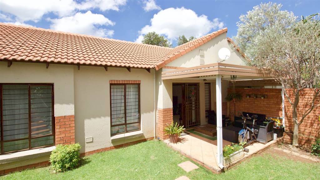 3 Bed Townhouse in Rietvlei Ridge Country Estate photo number 1