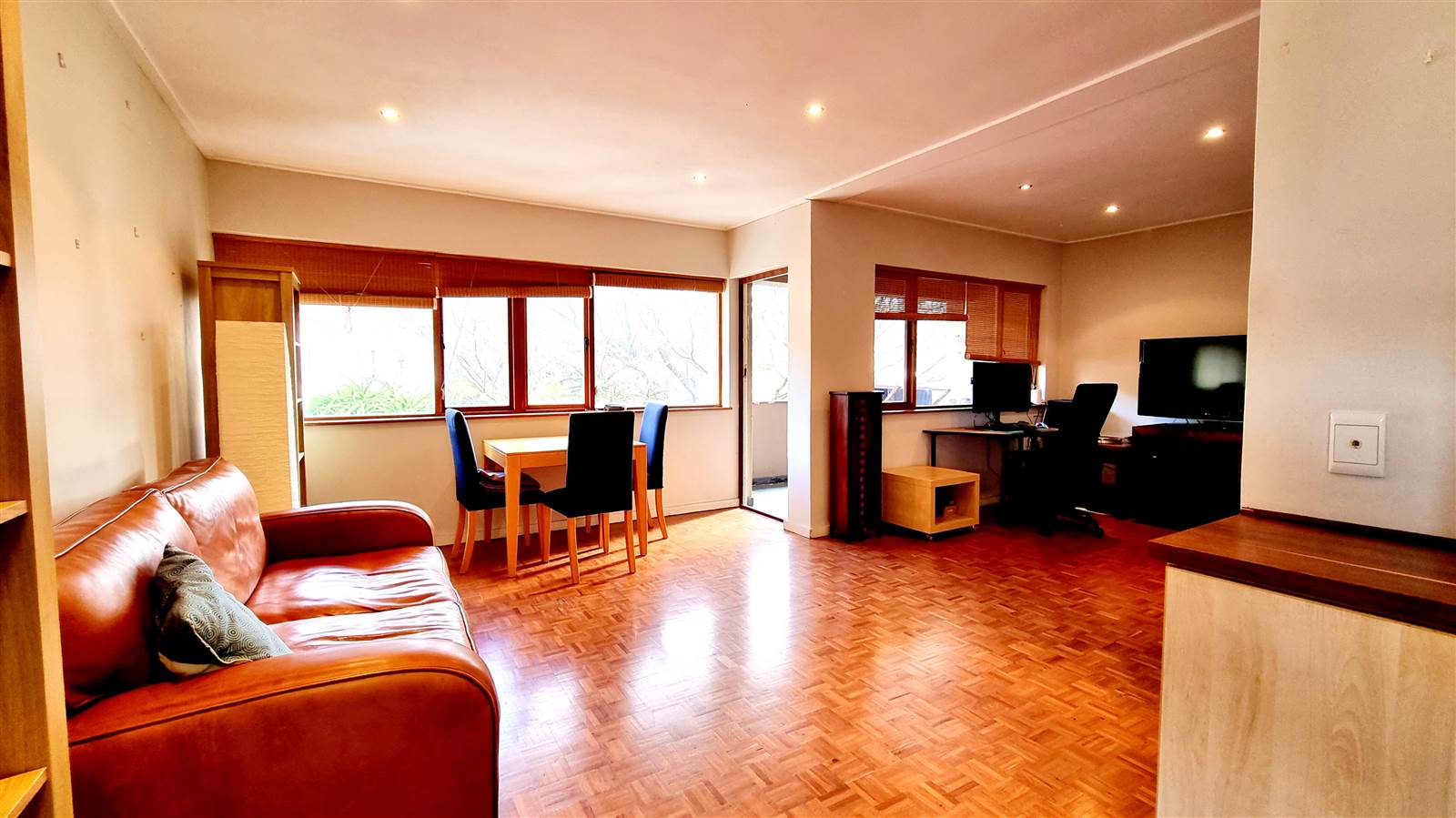 2 Bed Apartment in Vredehoek photo number 7