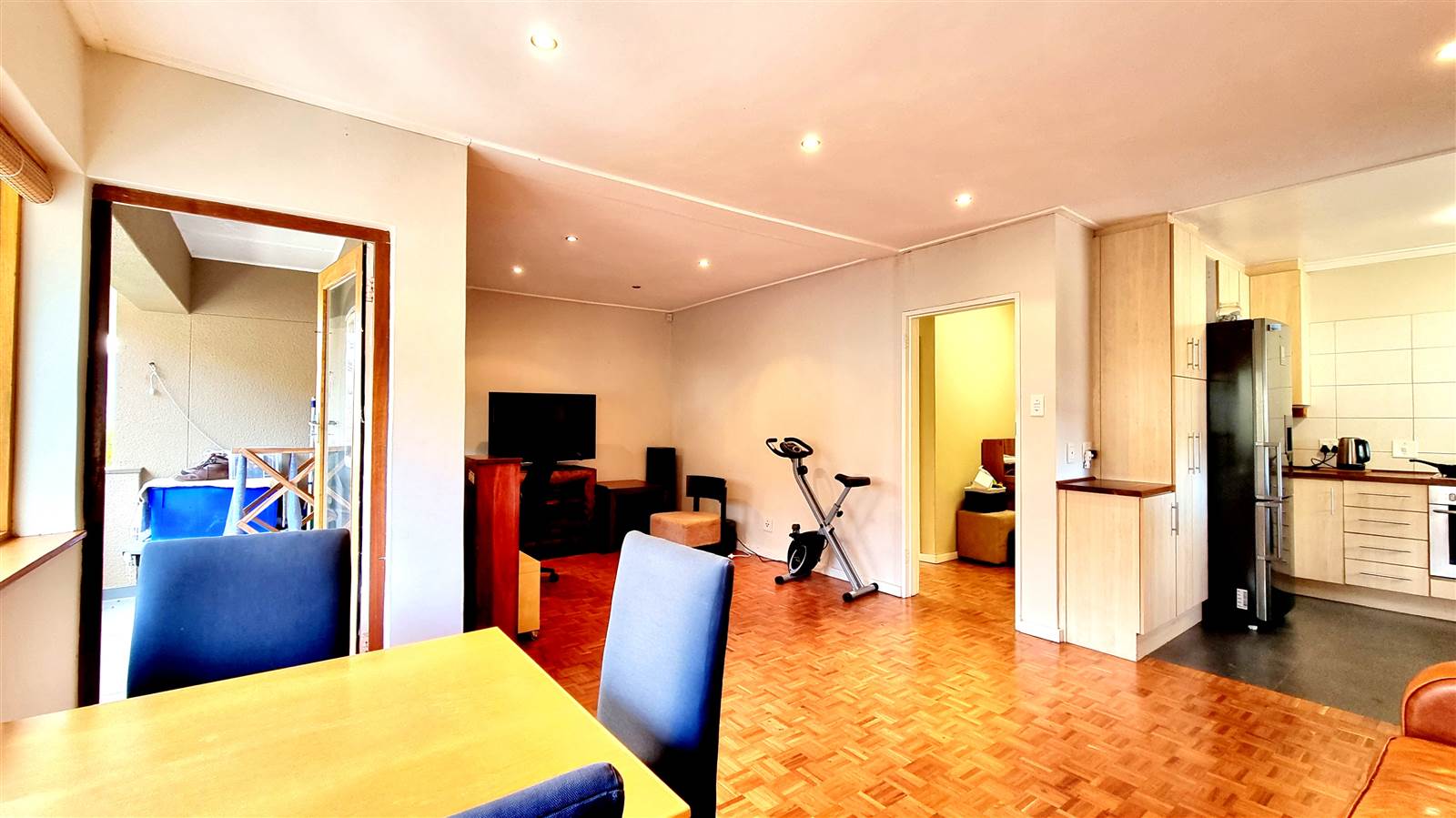 2 Bed Apartment in Vredehoek photo number 4