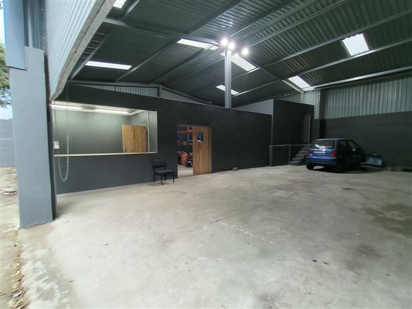 255  m² Industrial space