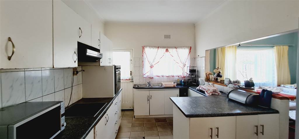 4 Bed House in Plumstead photo number 12