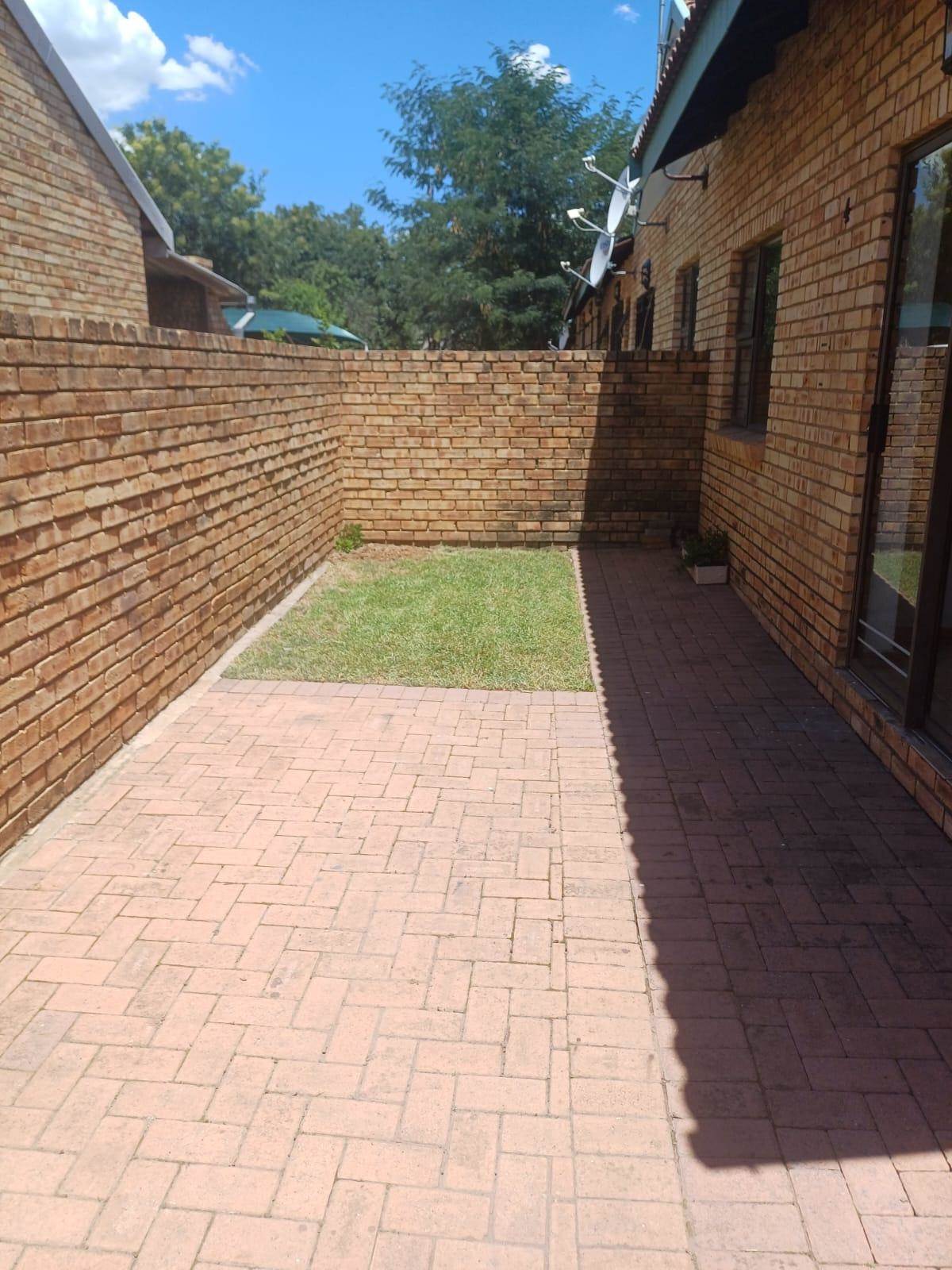 2 Bed Townhouse in Vaalpark photo number 10
