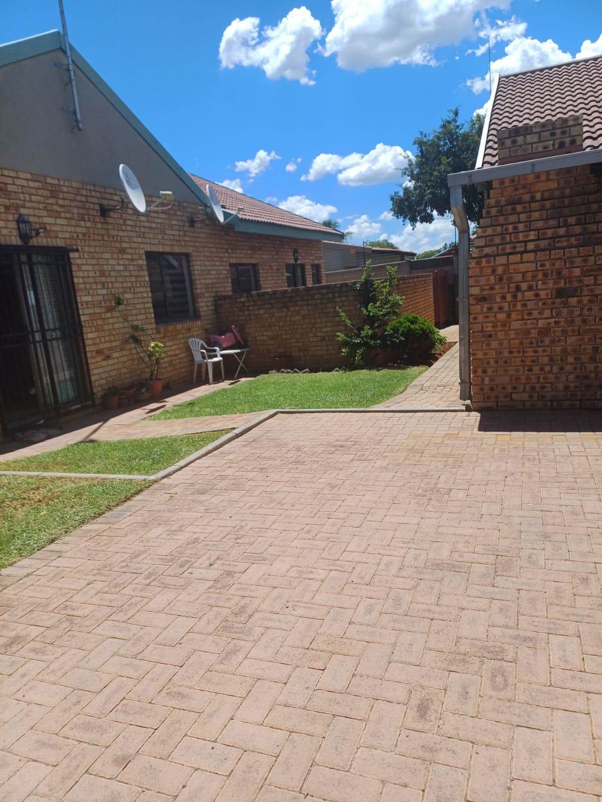 2 Bed Townhouse in Vaalpark photo number 5
